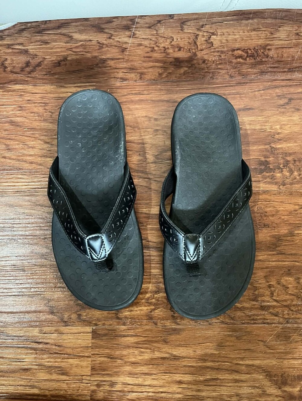 Womans Vionic black tide perf size 6 flip flops, Brand New